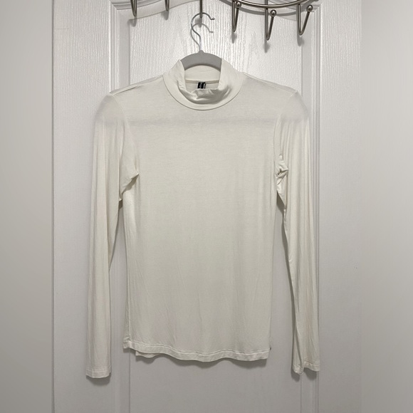 NWOT Cream Turtleneck full sleeve Tee Stretchable material PTP-14 Length-22 - Picture 1 of 3